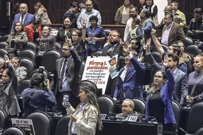 Diputados y senadores recibirán aguinaldo elevado y prestaciones de fin de año en México.