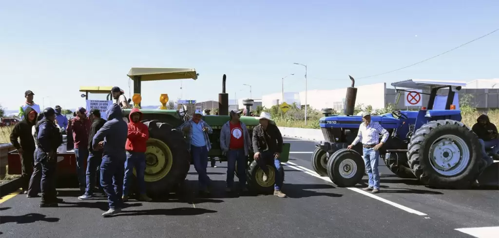 Campesinos durante negociaciones con el Gobierno federal por precios de maíz y frijol y su rechazo al T-MEC