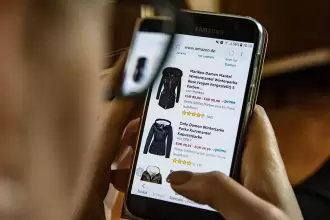 Consumidores mexicanos utilizan inteligencia artificial para comparar precios, elegir regalos y comprar en línea durante la temporada navideña.