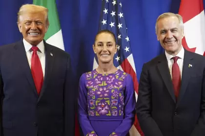 Claudia Sheinbaum, Donald Trump y Mark Carney se reúnen en Washington para dialogar sobre comercio y coordinación rumbo al Mundial 2026.