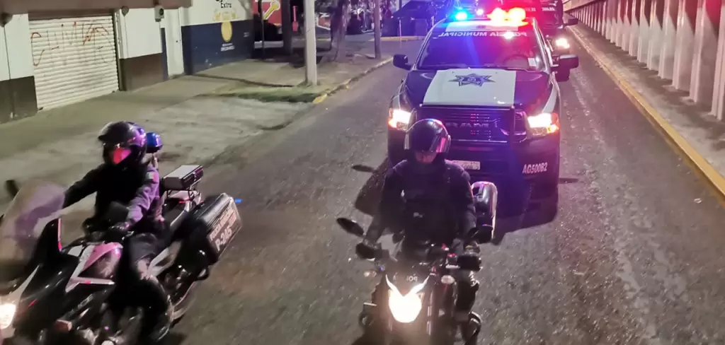 Policías municipales ofrecen traslado gratuito a familias varadas en Aguascalientes durante la noche de Navidad