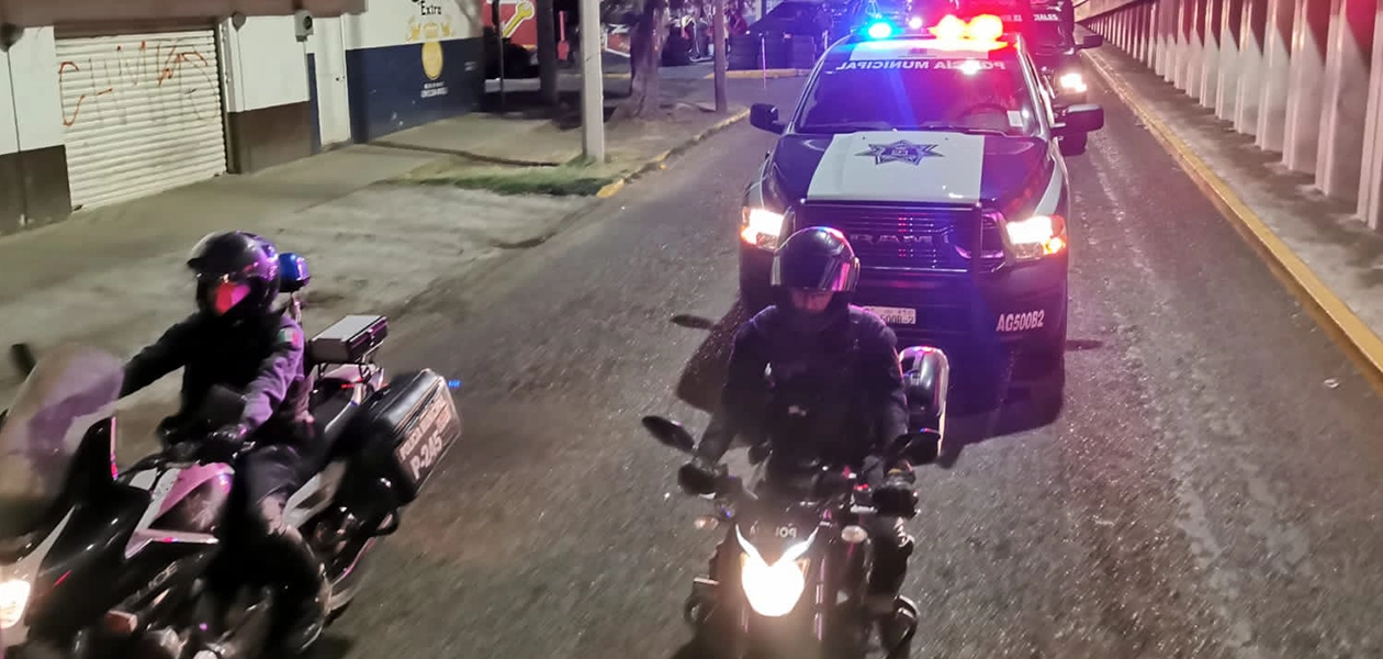 Policías municipales ofrecen traslado gratuito a familias varadas en Aguascalientes durante la noche de Navidad