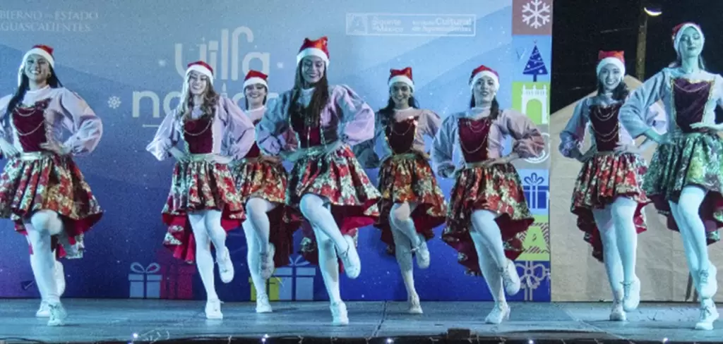 Villa Navidad en Aguascalientes con pista de patinaje y juegos mecánicos para familias durante la temporada navideña.