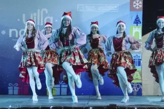 Villa Navidad en Aguascalientes con pista de patinaje y juegos mecánicos para familias durante la temporada navideña.