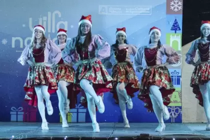 Villa Navidad en Aguascalientes con pista de patinaje y juegos mecánicos para familias durante la temporada navideña.