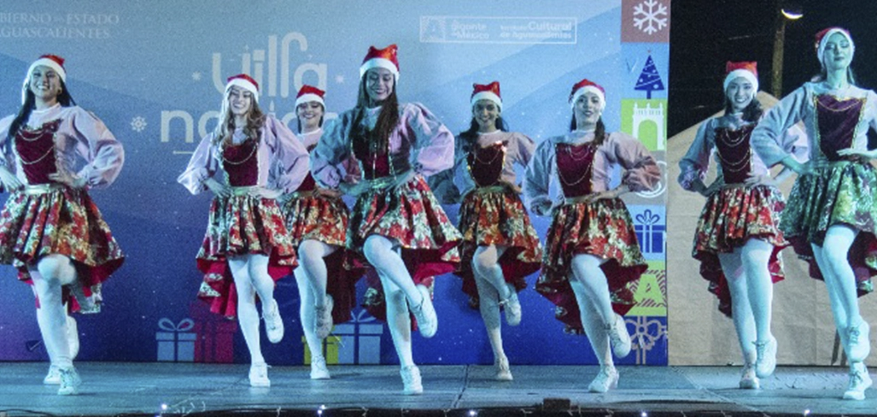 Villa Navidad en Aguascalientes con pista de patinaje y juegos mecánicos para familias durante la temporada navideña.