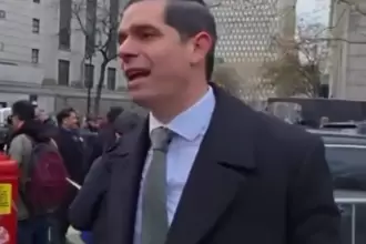 “Dejen de adorar demonios”, pidió el activista Pedro Rojas tras encarar a Nicolás Maduro en la corte.