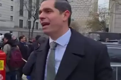 “Dejen de adorar demonios”, pidió el activista Pedro Rojas tras encarar a Nicolás Maduro en la corte.