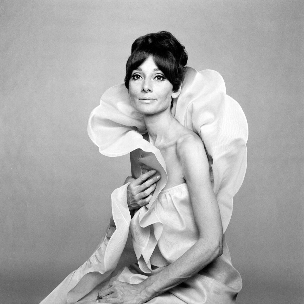 Audrey Hepburn con diseño de Valentino.