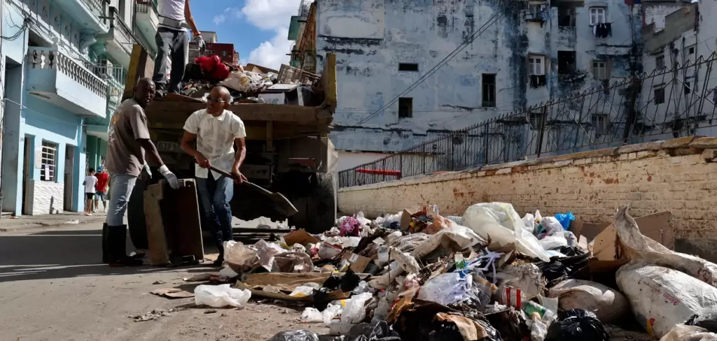Fotografía del 22 de enero de 2026 que muestra un grupo de personas recogiendo basura en una calle, en La Habana (Cuba). "Crisis humanitaria de gran alcance" en Cuba por aranceles de Trump, advierte Sheinbaum. Foto: JLMNoticias / EFE/ Ernesto Mastrascusa.