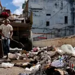 Fotografía del 22 de enero de 2026 que muestra un grupo de personas recogiendo basura en una calle, en La Habana (Cuba). "Crisis humanitaria de gran alcance" en Cuba por aranceles de Trump, advierte Sheinbaum. Foto: JLMNoticias / EFE/ Ernesto Mastrascusa.
