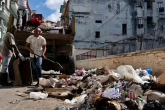 Fotografía del 22 de enero de 2026 que muestra un grupo de personas recogiendo basura en una calle, en La Habana (Cuba). "Crisis humanitaria de gran alcance" en Cuba por aranceles de Trump, advierte Sheinbaum. Foto: JLMNoticias / EFE/ Ernesto Mastrascusa.