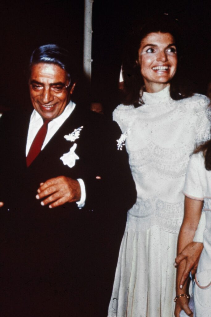 Jackie Kennedy usando un vestido Valentino en su boda con Aristóteles Onassis en 1968.