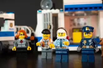Sets de LEGO considerados los más caros y raros del mundo, exhibidos como piezas de colección