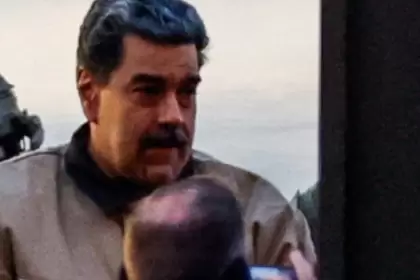 Nicolás Maduro desenmascarado por un activista venezolano