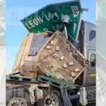 Tráiler accidentado en la carretera federal 45 Norte a la altura del libramiento de Rincón de Romos, Aguascalientes