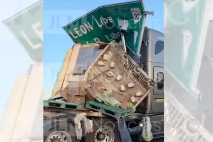 Tráiler accidentado en la carretera federal 45 Norte a la altura del libramiento de Rincón de Romos, Aguascalientes