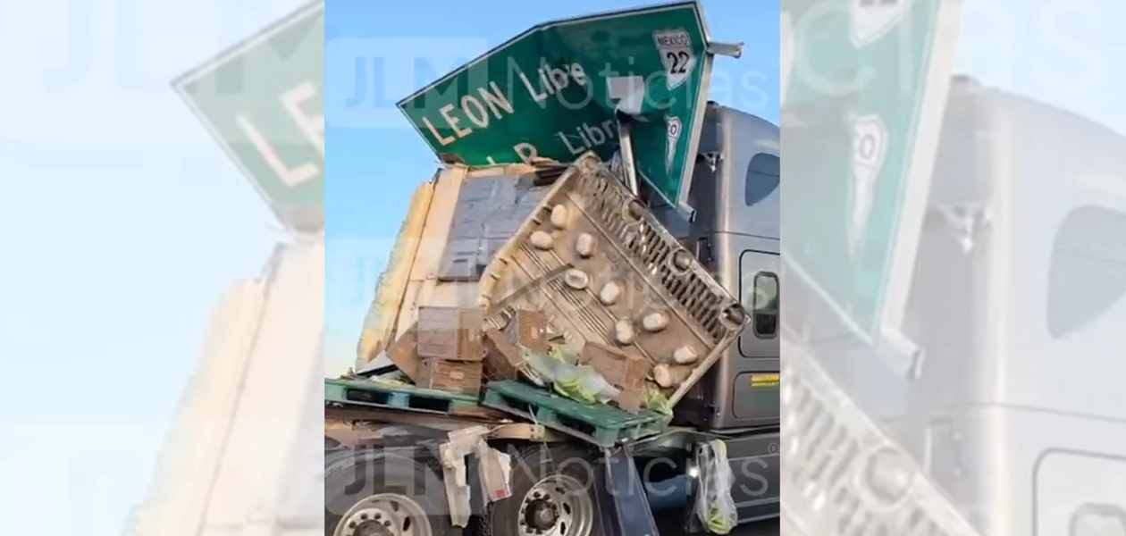 Tráiler accidentado en la carretera federal 45 Norte a la altura del libramiento de Rincón de Romos, Aguascalientes