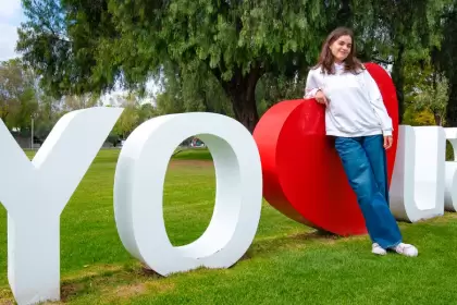 Comunidad universitaria en la UAA. La Universidad abre convocatoria de becas 2026 para bachillerato, licenciatura y posgrado. Foto: JLMNoticias / UAA / Especial.