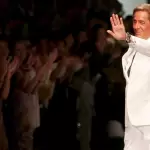 Valentino en uno de sus diseños más emblemáticos de alta costura que definieron su legado en la moda