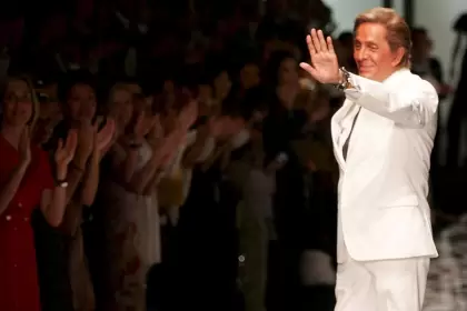 Valentino en uno de sus diseños más emblemáticos de alta costura que definieron su legado en la moda