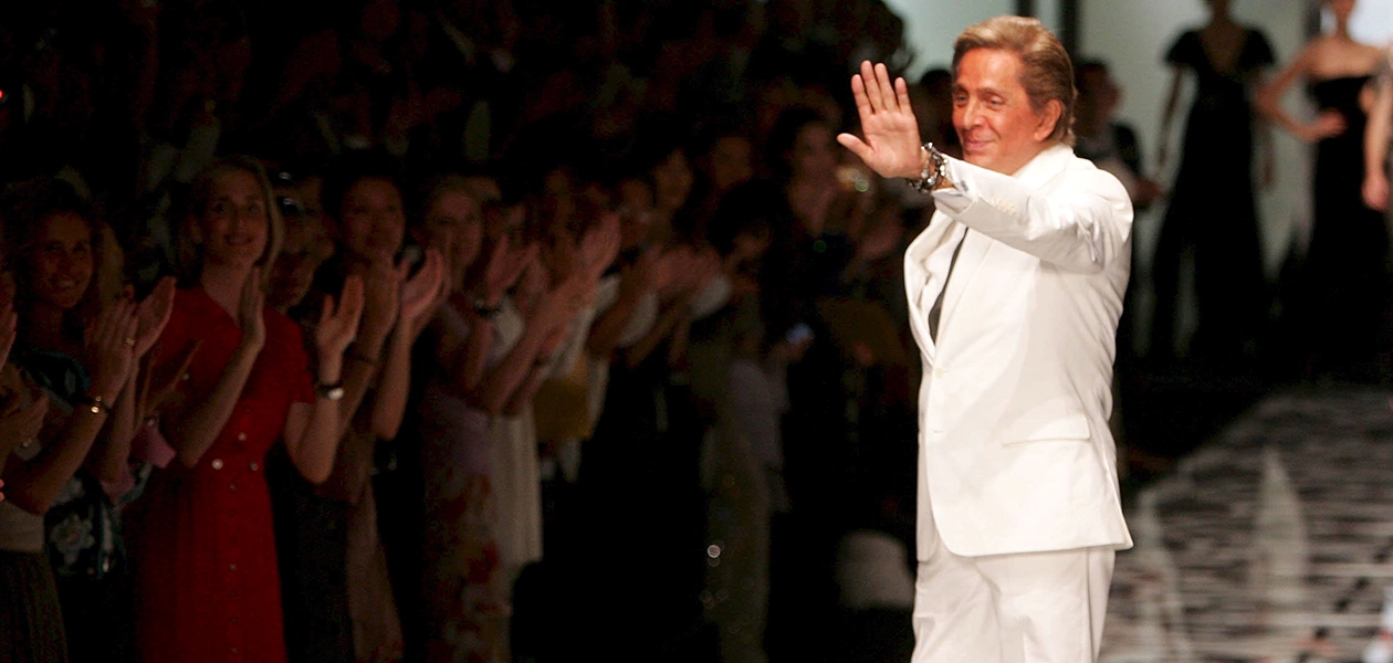 Valentino en uno de sus diseños más emblemáticos de alta costura que definieron su legado en la moda