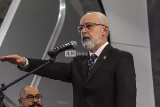 El Rector de la UAA, Juan Carlos Arredondo Hernández, rindiendo protesta para el periodo 2026-2028 en Aguascalientes. Foto: JLMNoticias / Salvador Ramírez.