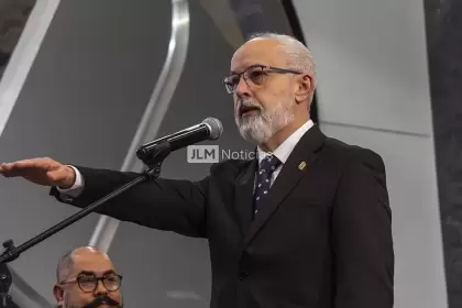 El Rector de la UAA, Juan Carlos Arredondo Hernández, rindiendo protesta para el periodo 2026-2028 en Aguascalientes. Foto: JLMNoticias / Salvador Ramírez.