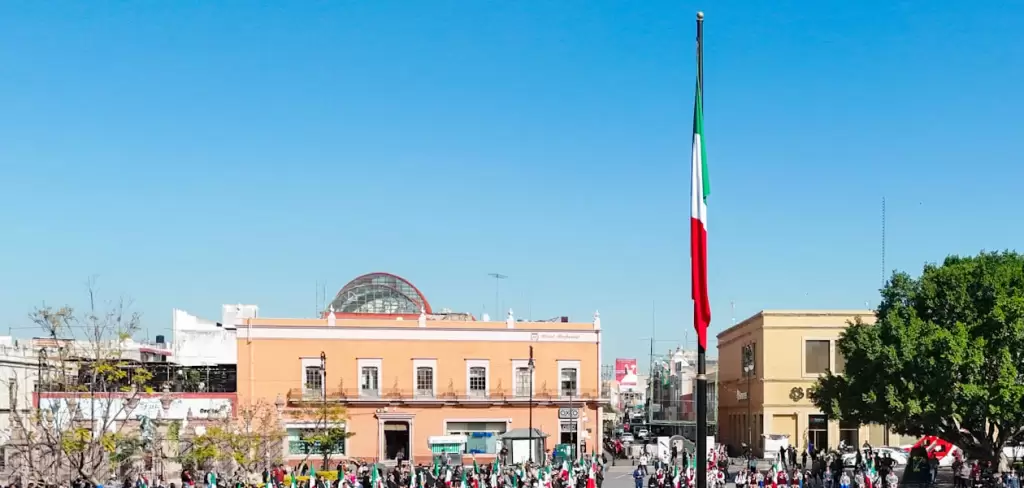 Tere Jiménez afirma que Aguascalientes seguirá siendo tierra de paz y oportunidades durante conmemoración del Día de la Bandera.