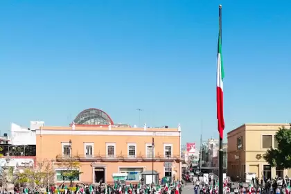 Tere Jiménez afirma que Aguascalientes seguirá siendo tierra de paz y oportunidades durante conmemoración del Día de la Bandera.