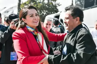 Gobierno de Aguascalientes coordina el regreso de familias varadas en Jalisco; Tere Jiménez las recibe tras operativo con Ejército mexicano.