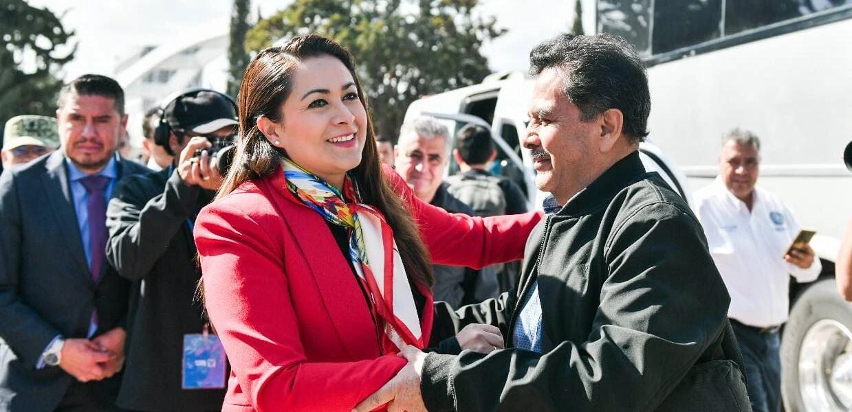 Gobierno de Aguascalientes coordina el regreso de familias varadas en Jalisco; Tere Jiménez las recibe tras operativo con Ejército mexicano.