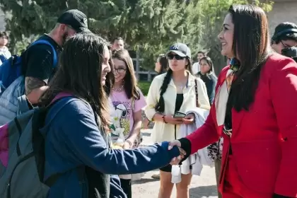 Tere Jiménez recibe a familias varadas en Jalisco que regresaron a Aguascalientes bajo resguardo del Ejército mexicano y autoridades estatales.
