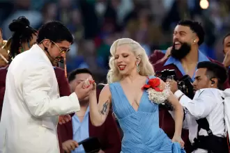 Bad Bunny y Lady Gaga en el espectáculo de medio tiempo del SuperBowl LX entre New England Patriots y Seattle Seahawks en el Levi's Stadium de Santa Clara, California, EE.UU., el 08 de febrero de 2026. Foto de JLMNoticias / EFE/EPA/JOHN G. MABANGLO.