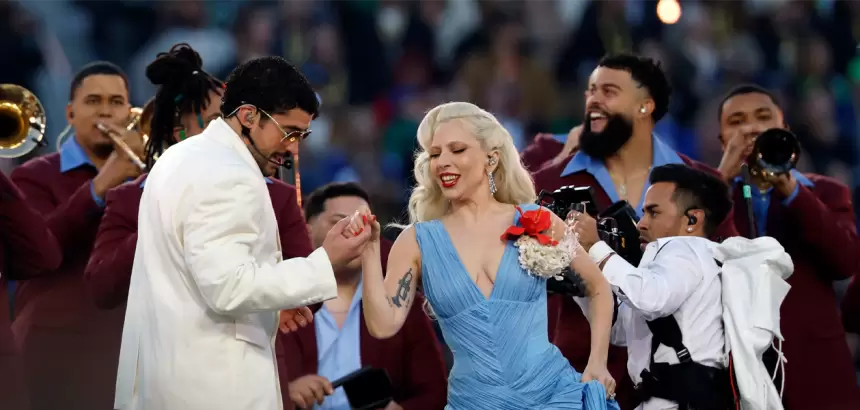Bad Bunny y Lady Gaga en el espectáculo de medio tiempo del SuperBowl LX entre New England Patriots y Seattle Seahawks en el Levi's Stadium de Santa Clara, California, EE.UU., el 08 de febrero de 2026. Foto de JLMNoticias / EFE/EPA/JOHN G. MABANGLO.