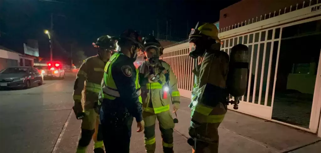 Trabajo de los bomberos de Aguascalientes. Lograron contener fuga de gas en Prados del Sur. Foto: JLMNoticias / Protección Civil Municipal / Especial.