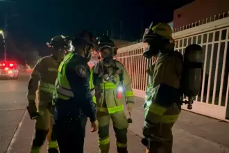 Trabajo de los bomberos de Aguascalientes. Lograron contener fuga de gas en Prados del Sur. Foto: JLMNoticias / Protección Civil Municipal / Especial.