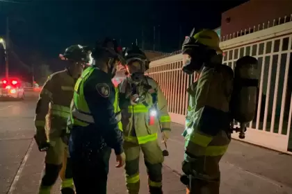 Trabajo de los bomberos de Aguascalientes. Lograron contener fuga de gas en Prados del Sur. Foto: JLMNoticias / Protección Civil Municipal / Especial.