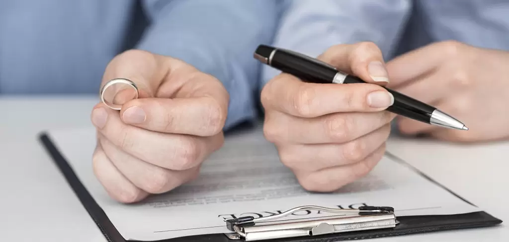 Pareja firma documentos de divorcio