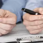 Pareja firma documentos de divorcio