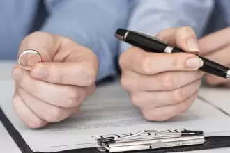 Pareja firma documentos de divorcio