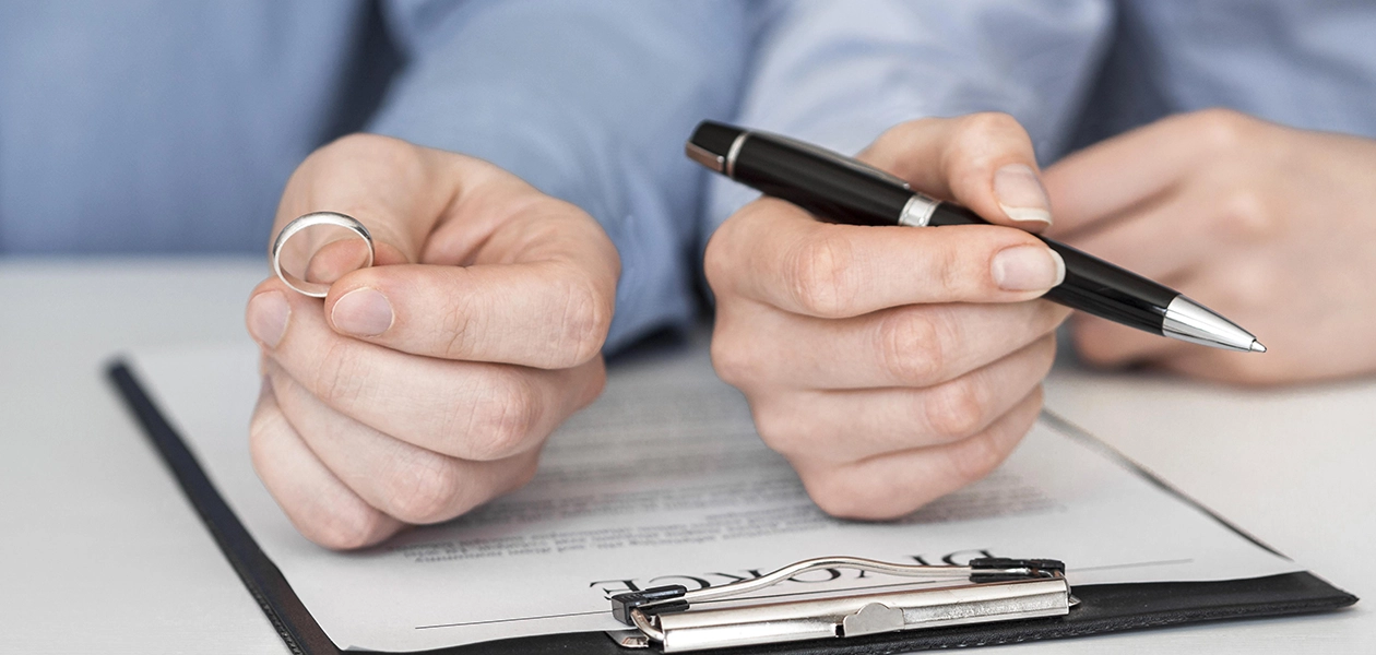 Pareja firma documentos de divorcio