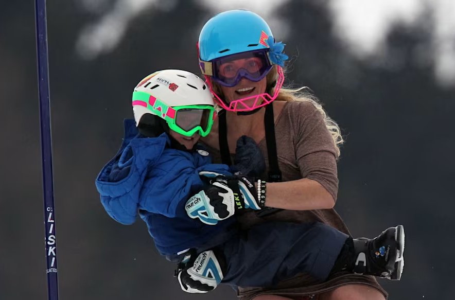 Sarah Schleper cruzando la meta en el mundial de Esqui Alpino en Lienz con Lasse Gaxiola en brazos