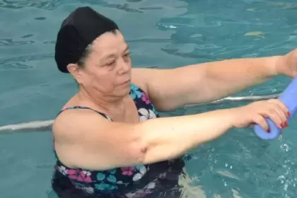 Fisioterapia acuática en el DIF Estatal: rehabilitación en tanque terapéutico para lesiones y neurodesarrollo. Conoce requisitos y horarios.