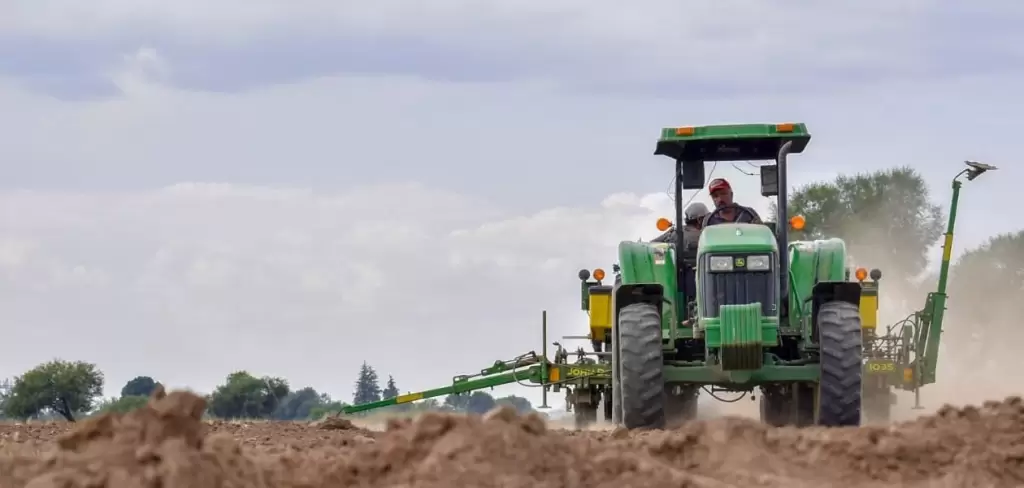 Sedrae abre convocatoria para que productores de Aguascalientes adquieran tractores nuevos con apoyos de hasta 150 mil pesos. Registro hasta marzo de 2026.