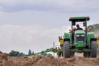 Sedrae abre convocatoria para que productores de Aguascalientes adquieran tractores nuevos con apoyos de hasta 150 mil pesos. Registro hasta marzo de 2026.