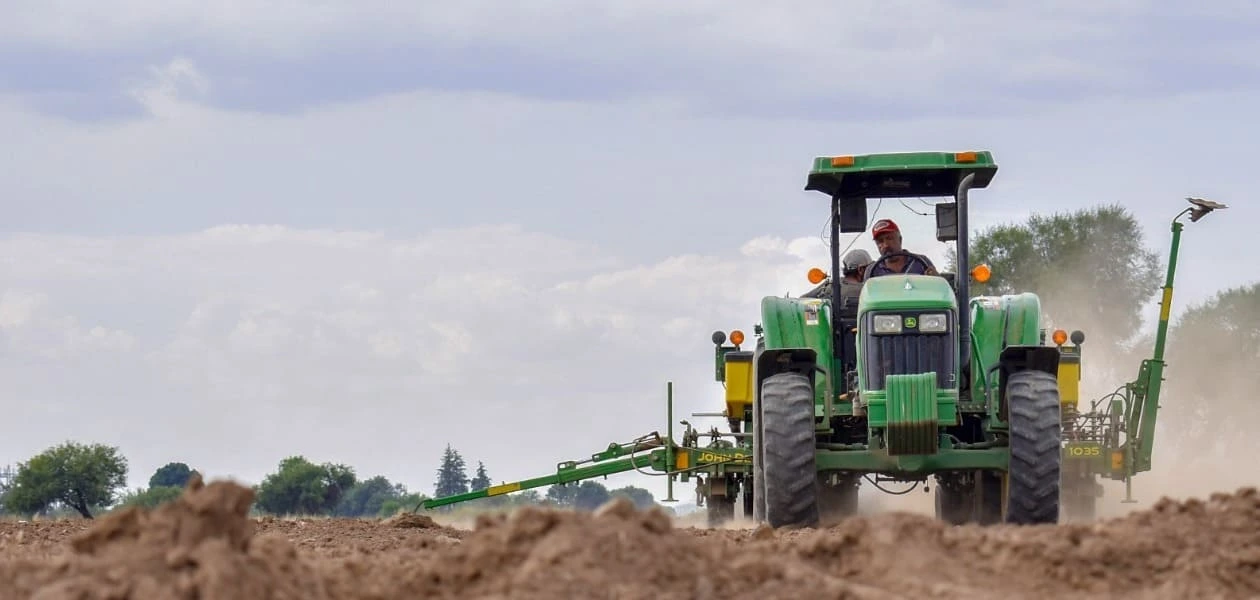 Sedrae abre convocatoria para que productores de Aguascalientes adquieran tractores nuevos con apoyos de hasta 150 mil pesos. Registro hasta marzo de 2026.
