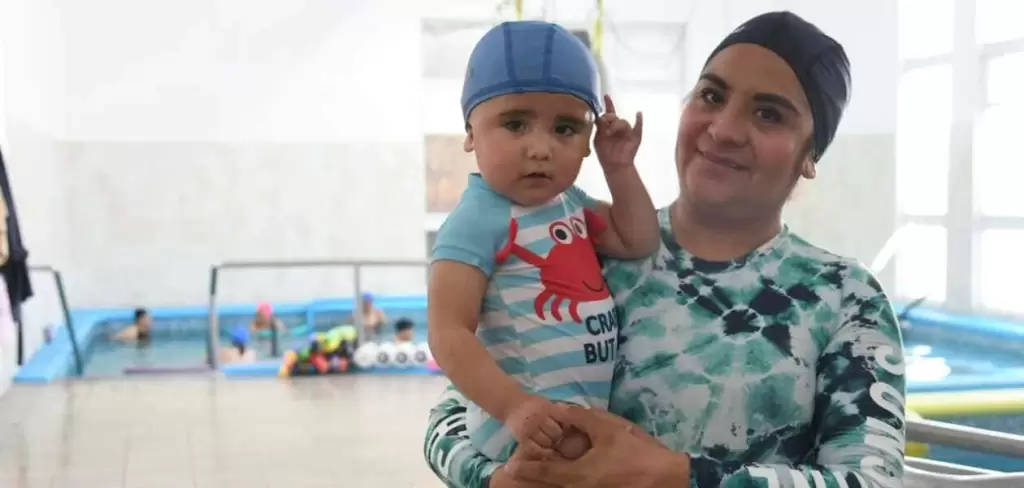 Alessandro, niño de Aguascalientes con retraso en el neurodesarrollo, muestra avances gracias a terapias y apoyo del DIF Estatal.