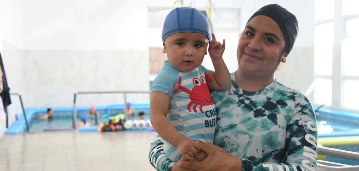 Alessandro, niño de Aguascalientes con retraso en el neurodesarrollo, muestra avances gracias a terapias y apoyo del DIF Estatal.