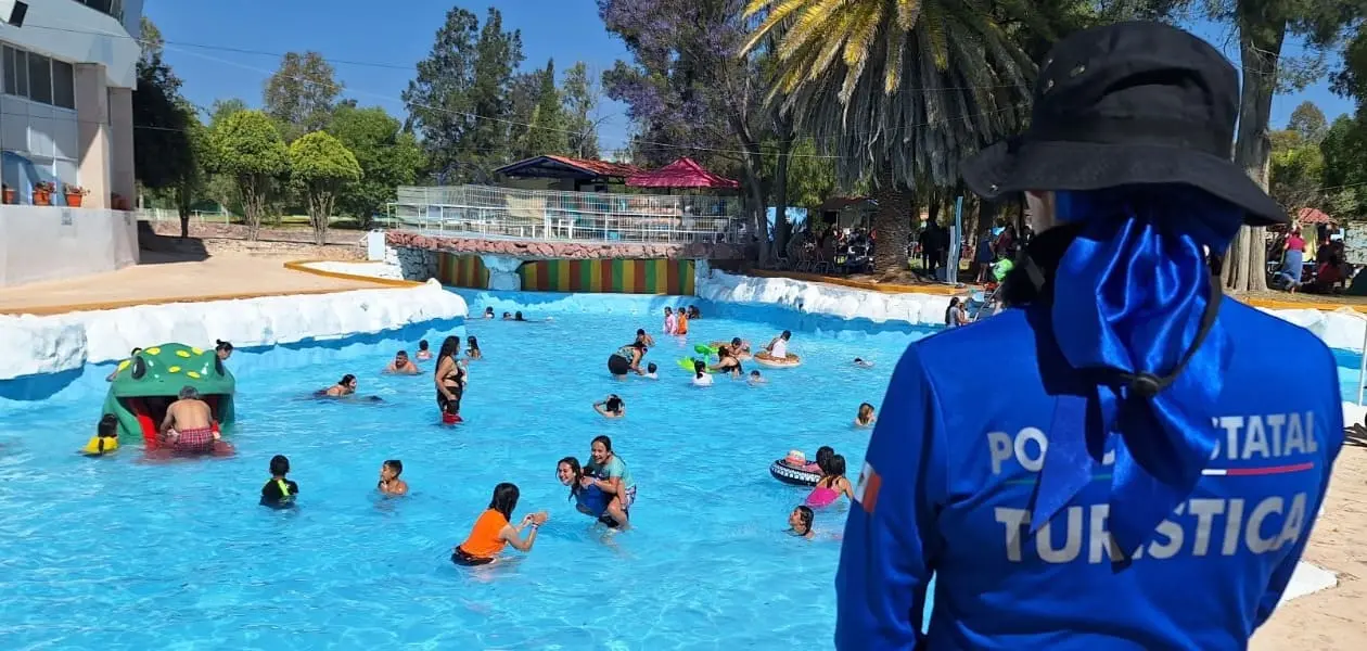 Policía Turística fortalece la seguridad en Aguascalientes y sus Pueblos Mágicos, brindando atención bilingüe y acompañamiento a visitantes.